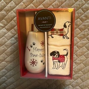 NWT Holiday soap/lotion pump w/ 2 towels. Dog design